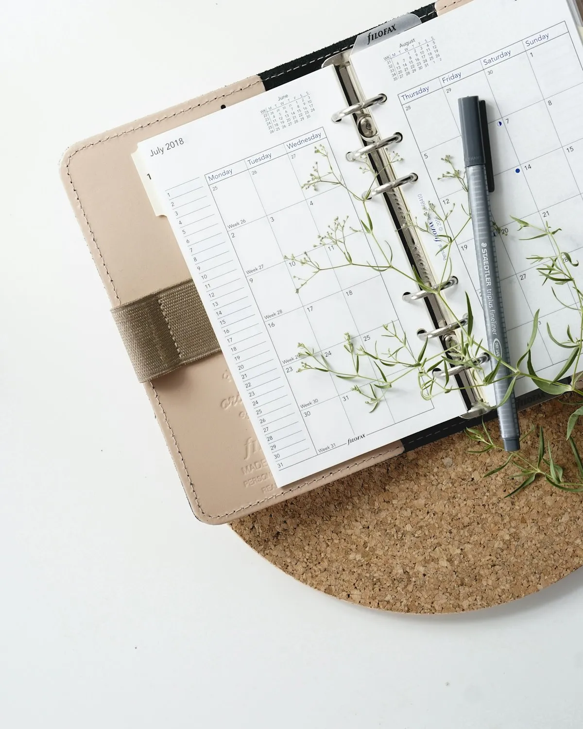 Agenda e planner aberto sobre a mesa para organizar o orçamento