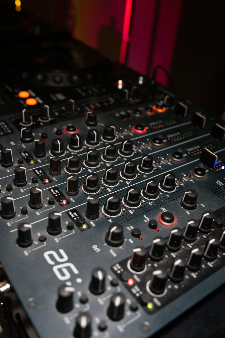 Mesa de som de DJ com luzes coloridas